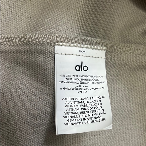 ALO Yoga Patterned Tote Bag in Gray and Cream - Picture 8 of 9